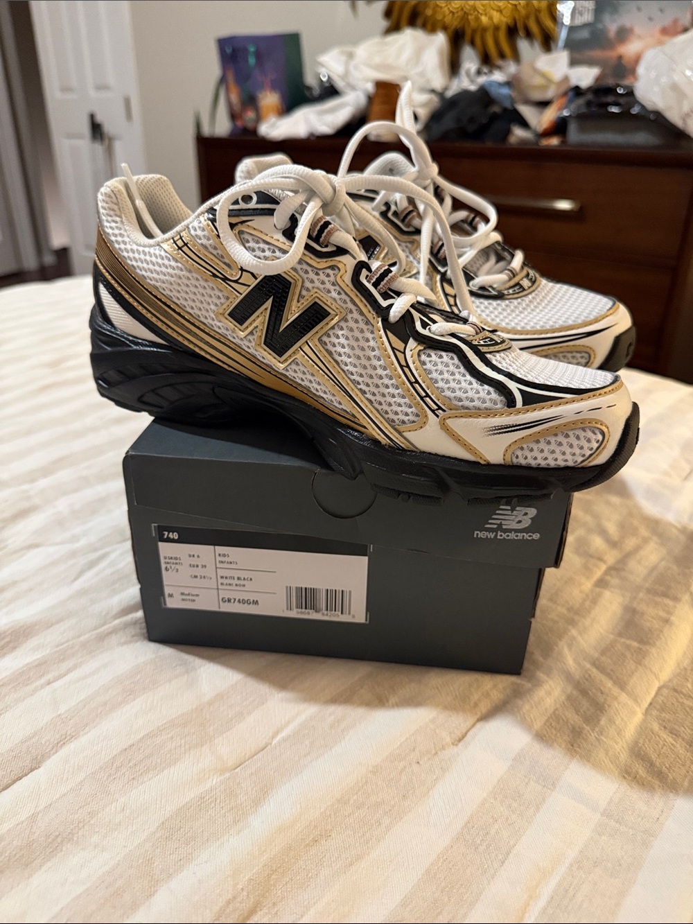 New Balance Women’s / YOUTH SZ 6.5 will fit Women 8 !!!